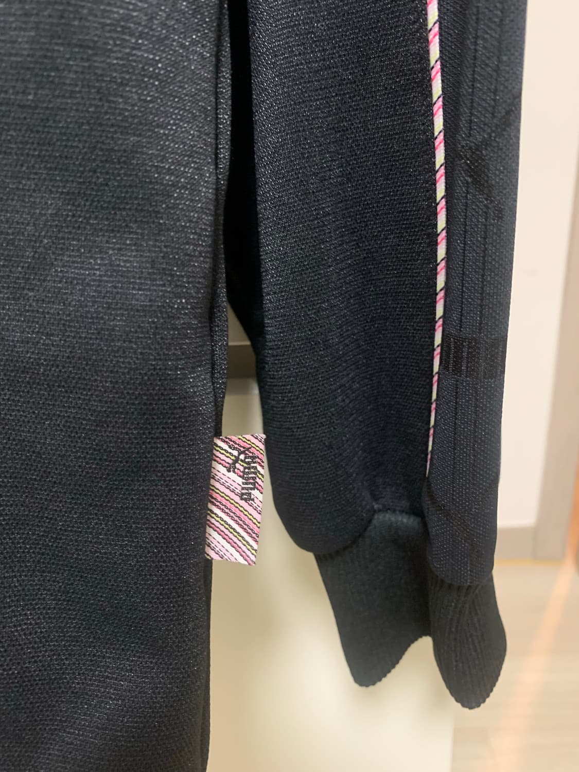 퓨마 핑크로고라인 블랙 져지 상품이미지4