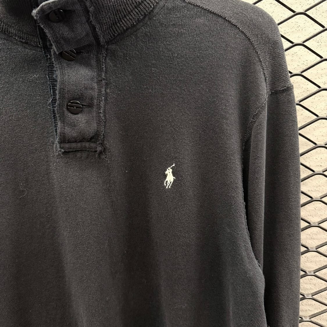 폴로 랄프로렌 코튼 모크넥 니트 포니자수 암패치 디테일 블랙 상품이미지6