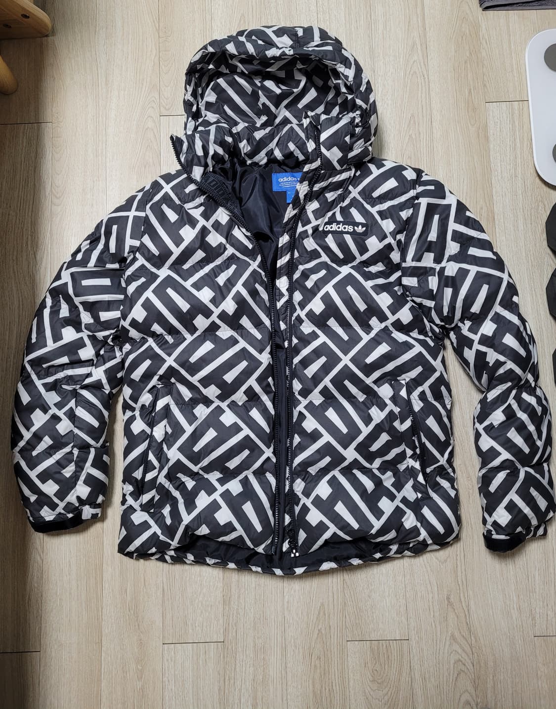 아디다스 AOP 레터링 패딩 사이즈 100 상품이미지2