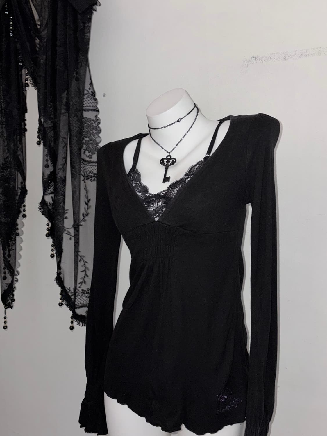 연말룩 추천) 딱붙 블랙 브이넥 탑 고스 고딕 블랙페미닌  상품이미지4