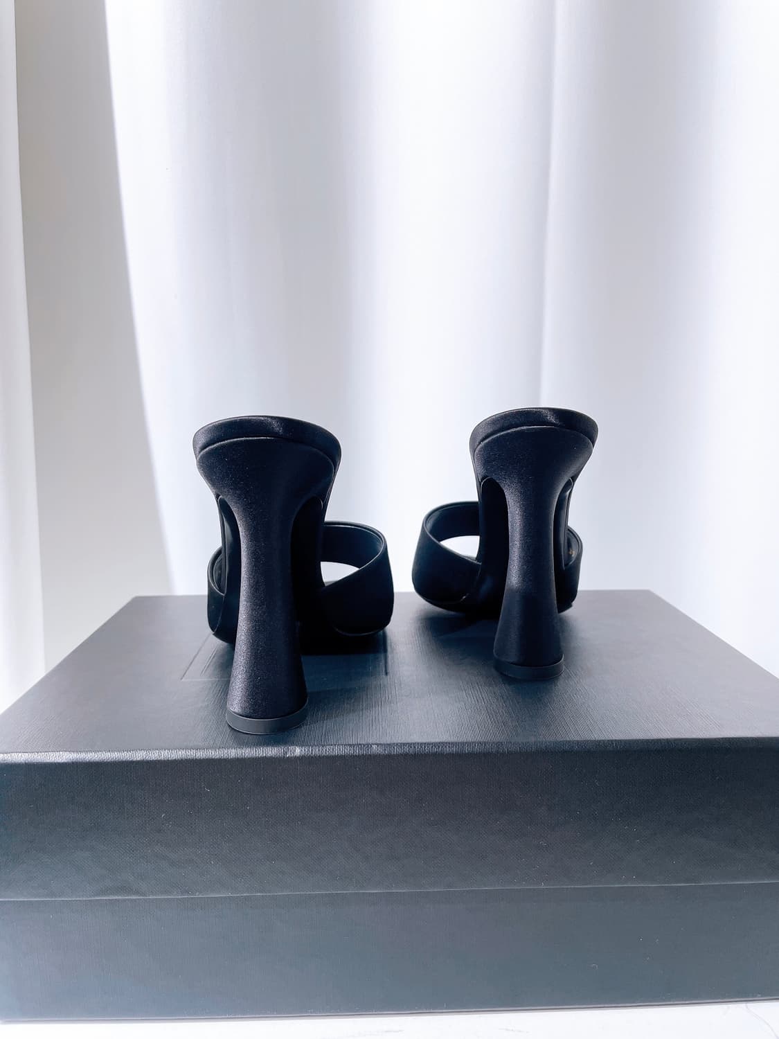 (정품/새상품) 생로랑 여성 스위트 힐 뮬 사틴 블랙 상품이미지5