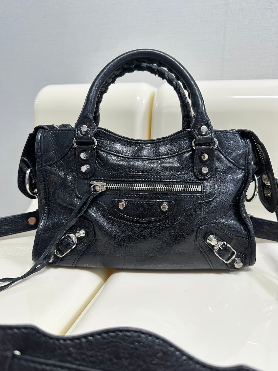 [A 정품] 발렌시아가 로고스트랩 시티 모터백 미니 상품이미지2