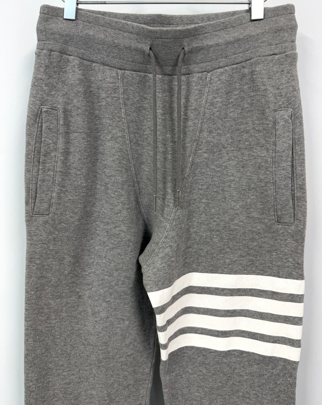 THOM BROWNE 톰브라운 그레이 컬러 사선 완장 트레이닝 조거팬츠  상품이미지3