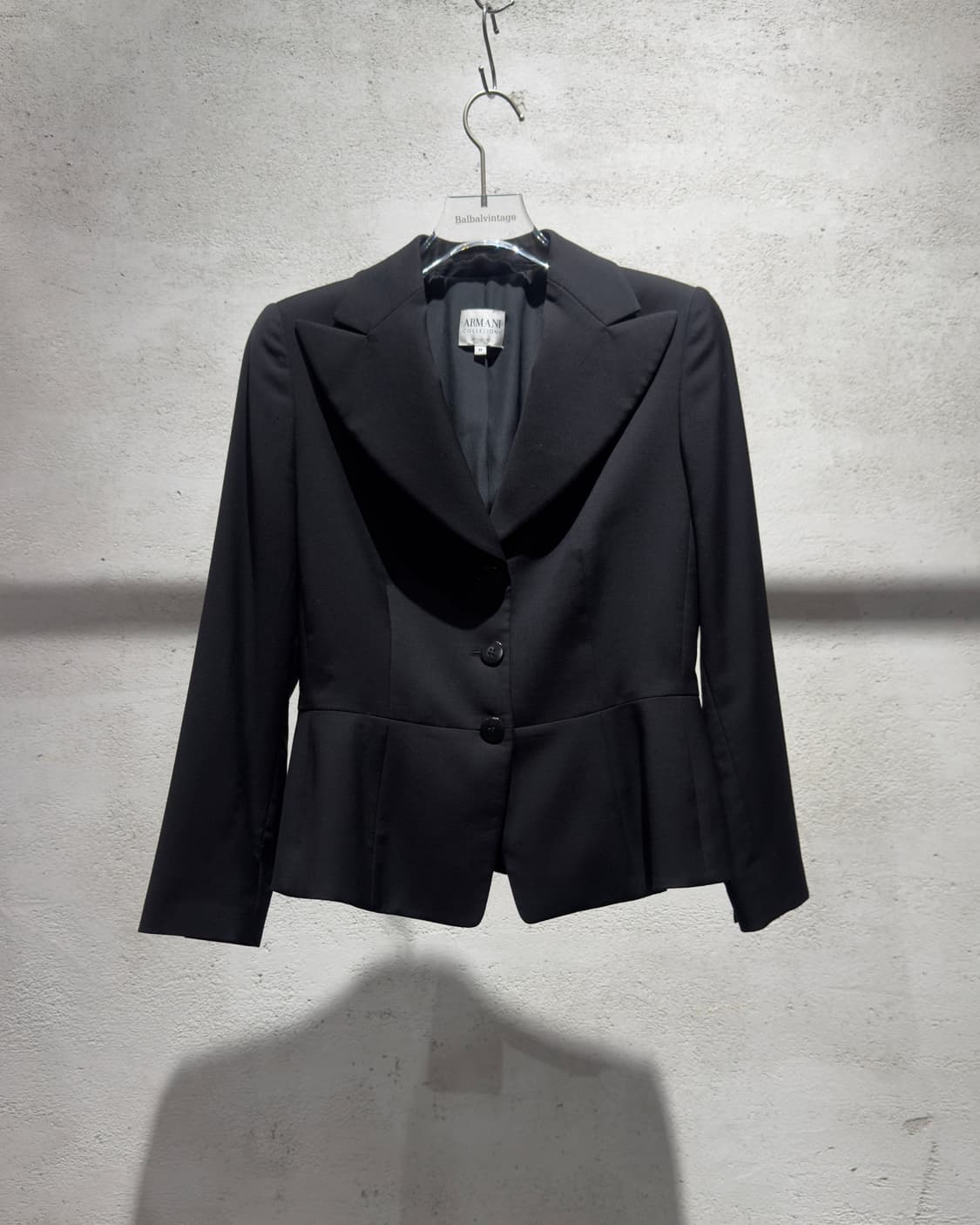 ARMANI COLLEZIONI 블랙 페플럼 테일러드 자켓 상품이미지1