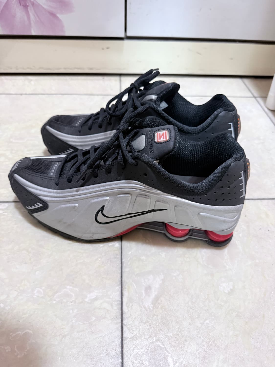 나이키 샥스 R4 메탈릭 실버 레드 상품이미지1