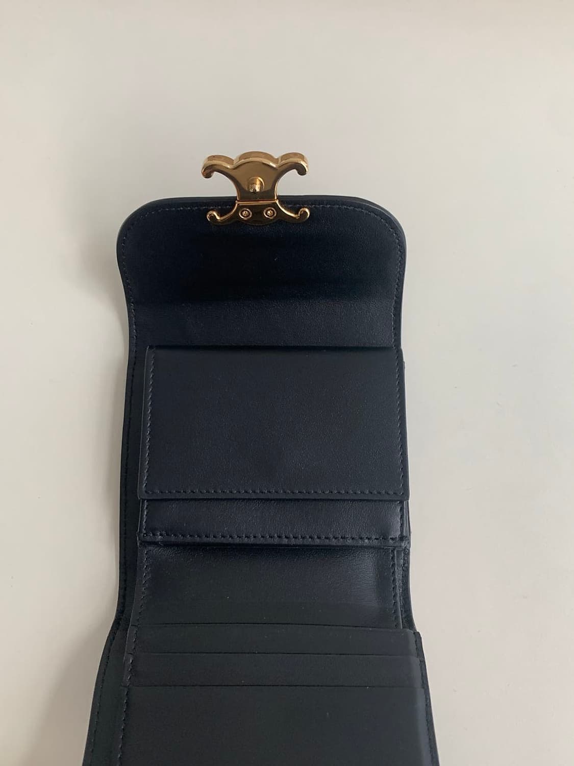 셀린느 트리옹프 플랩 반지갑 상품이미지5