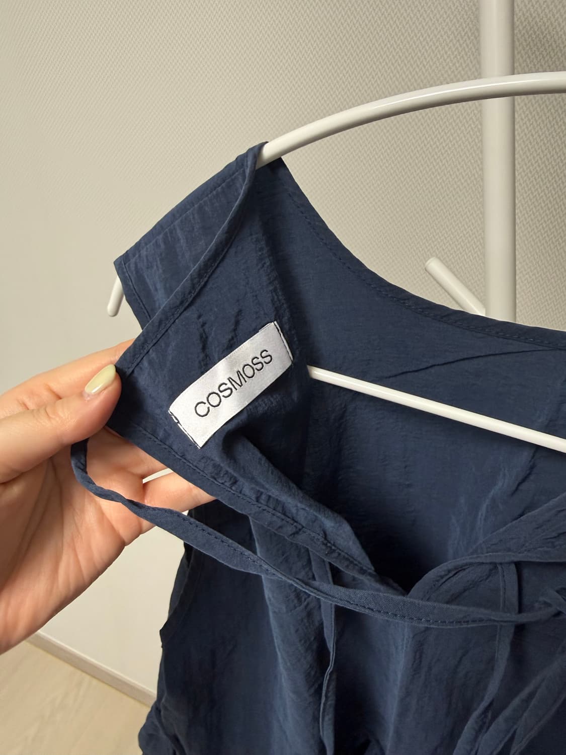 코스모스 블라우스 AIRY STRAP SLEEVELESS (NAVY) 상품이미지8