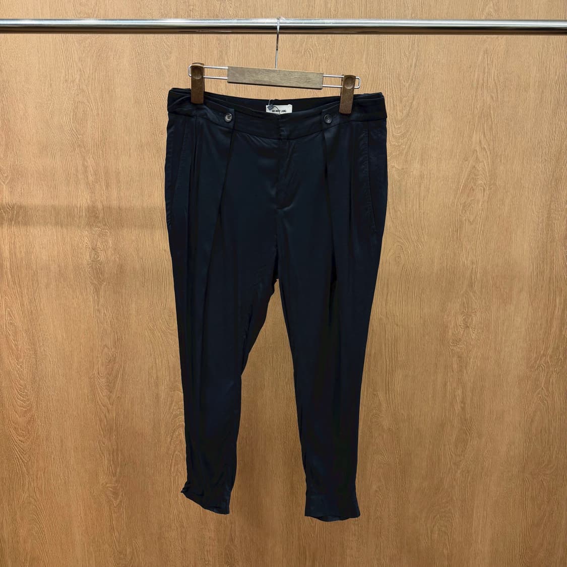 헬무트랭 8부 슬림 팬츠 허리 라인 핀턱 백 슬릿 포켓 디테일 블랙 상품이미지2