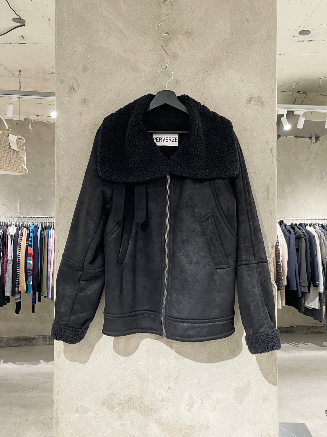 퍼버즈 블랙 와이드 카라 무톤 무스탕 상품이미지1