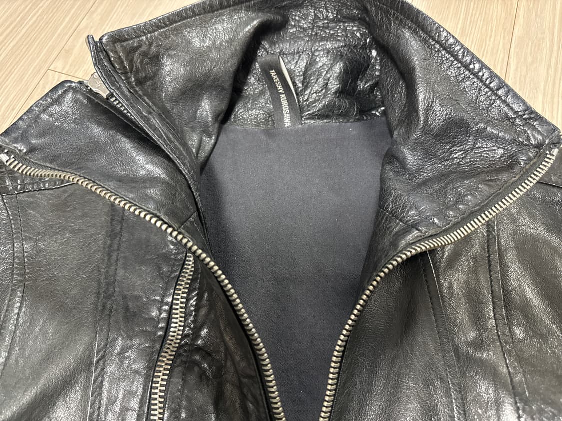 Takeshy Kurosawa 비대칭 하이넥 레더 자켓 상품이미지4