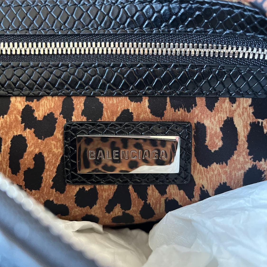 Balenciaga AW 2024 Essex Hobo Bag 상품이미지8