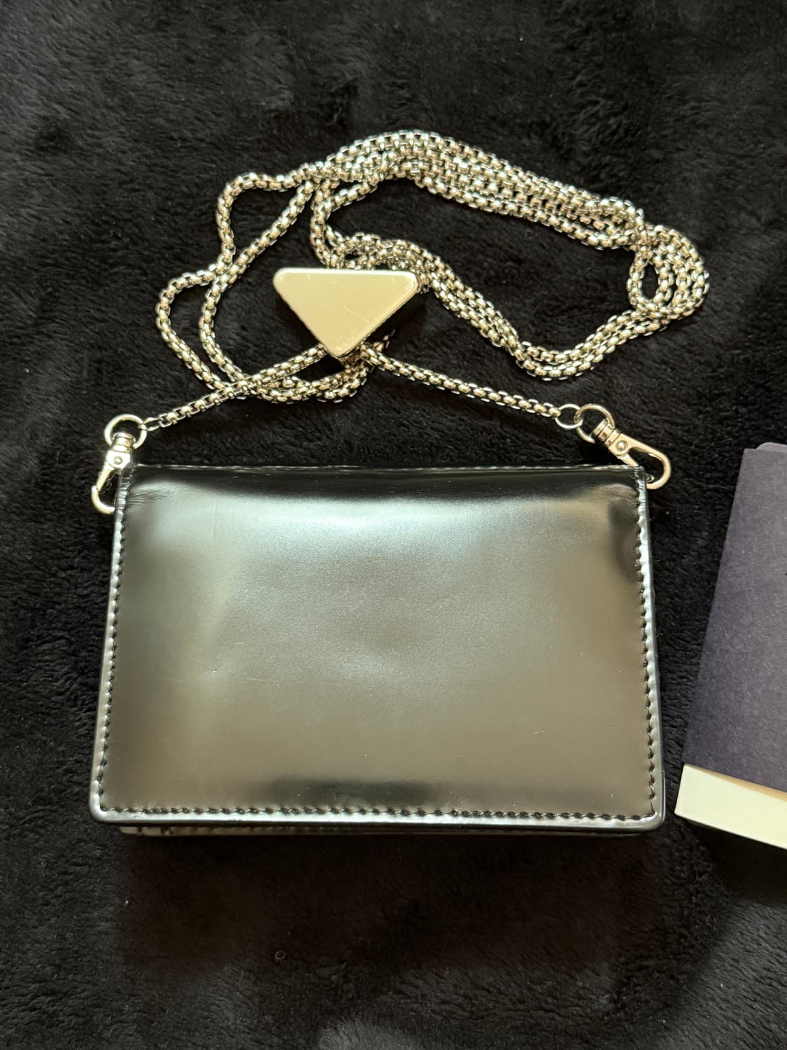 프라다 숄더 스트랩 브러쉬드 레더 카드 홀더 상품이미지4