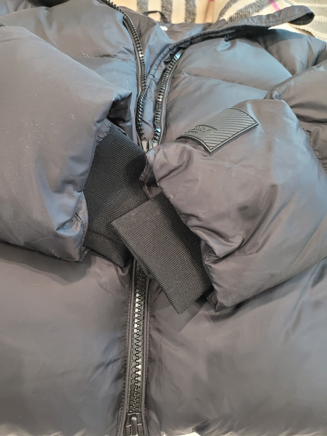 🖤 한 끗 차이 핏이 예술! 시크한 블랙 크롭 여성  퍼퍼 패딩 상품이미지5