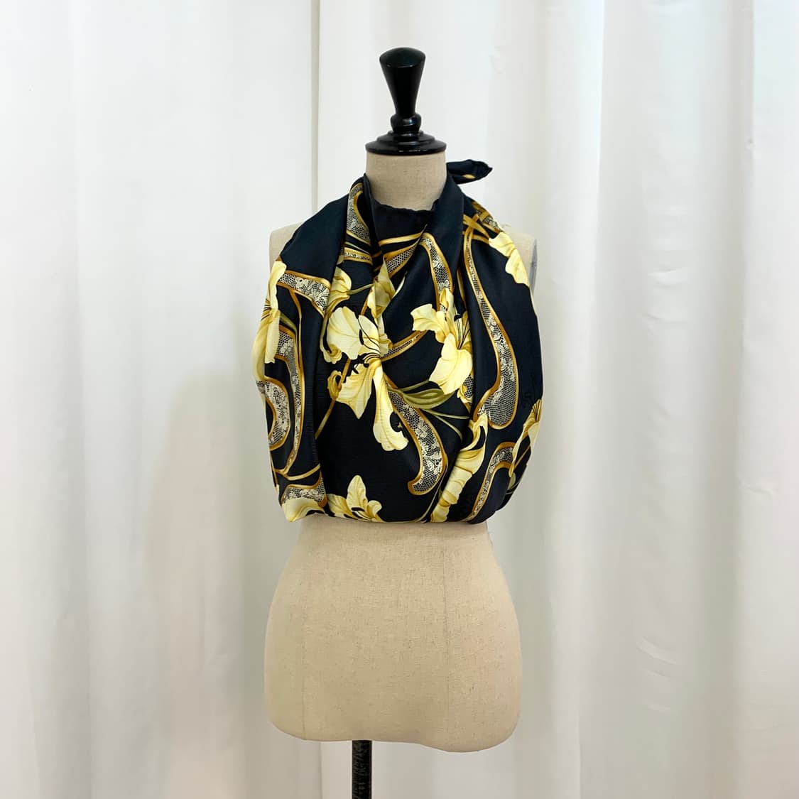 페라가모 스퀘어 실크 스카프 90 lily lace   상품이미지5