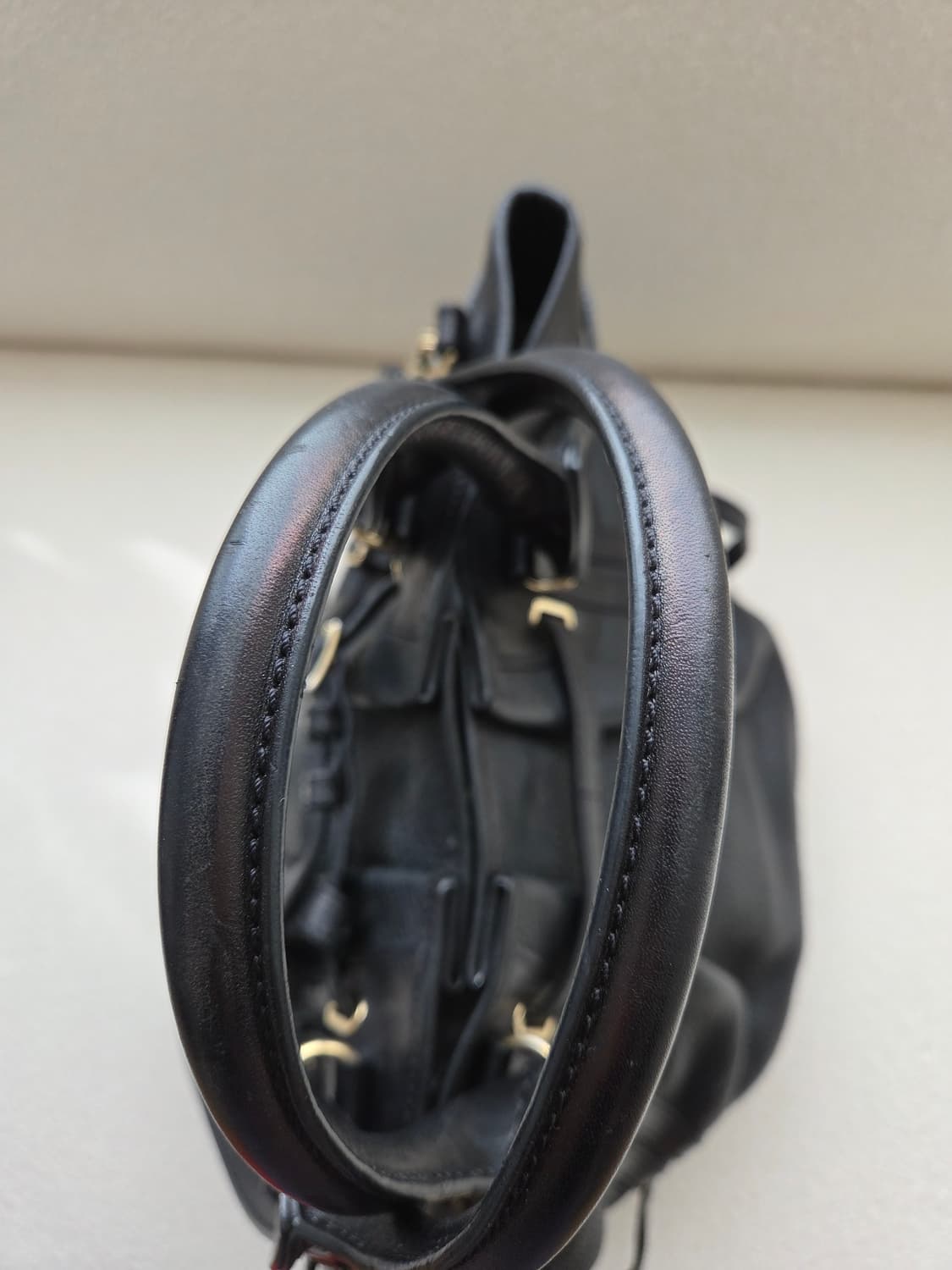 버버리  소가죽 블랙 솔더 크로스백 상품이미지6