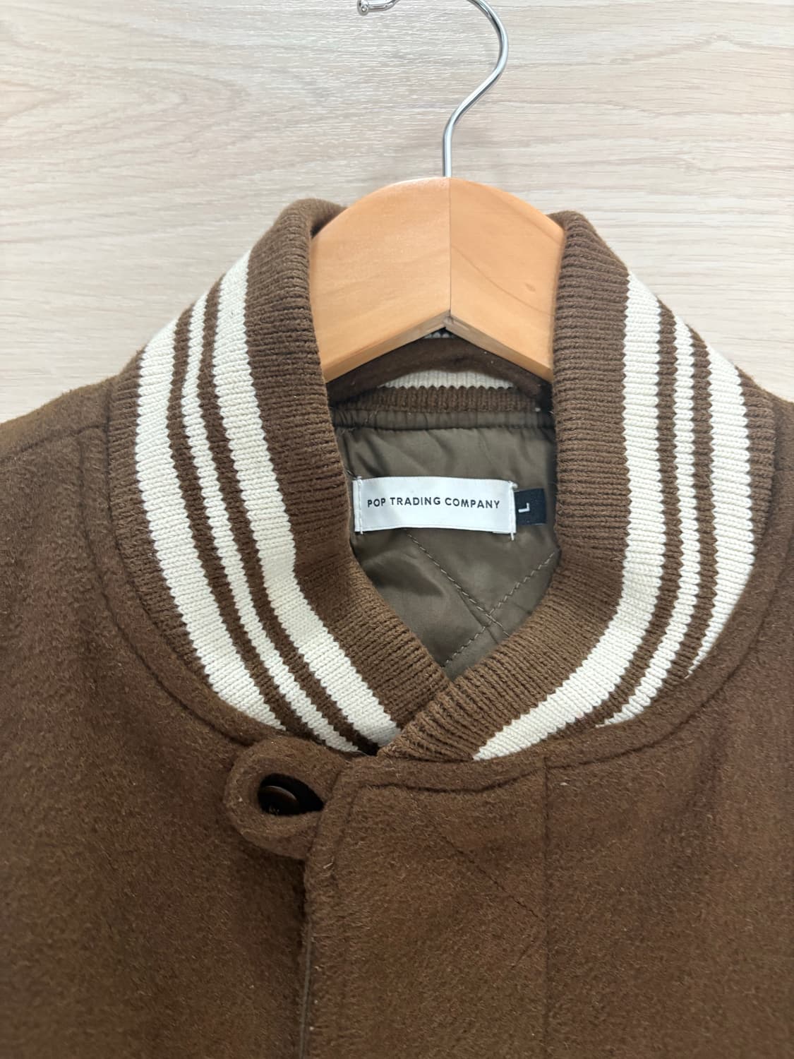 Pop trading company varsity brown L size 상품이미지6