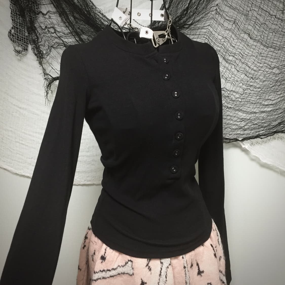 Black button detail slim T 상품이미지6