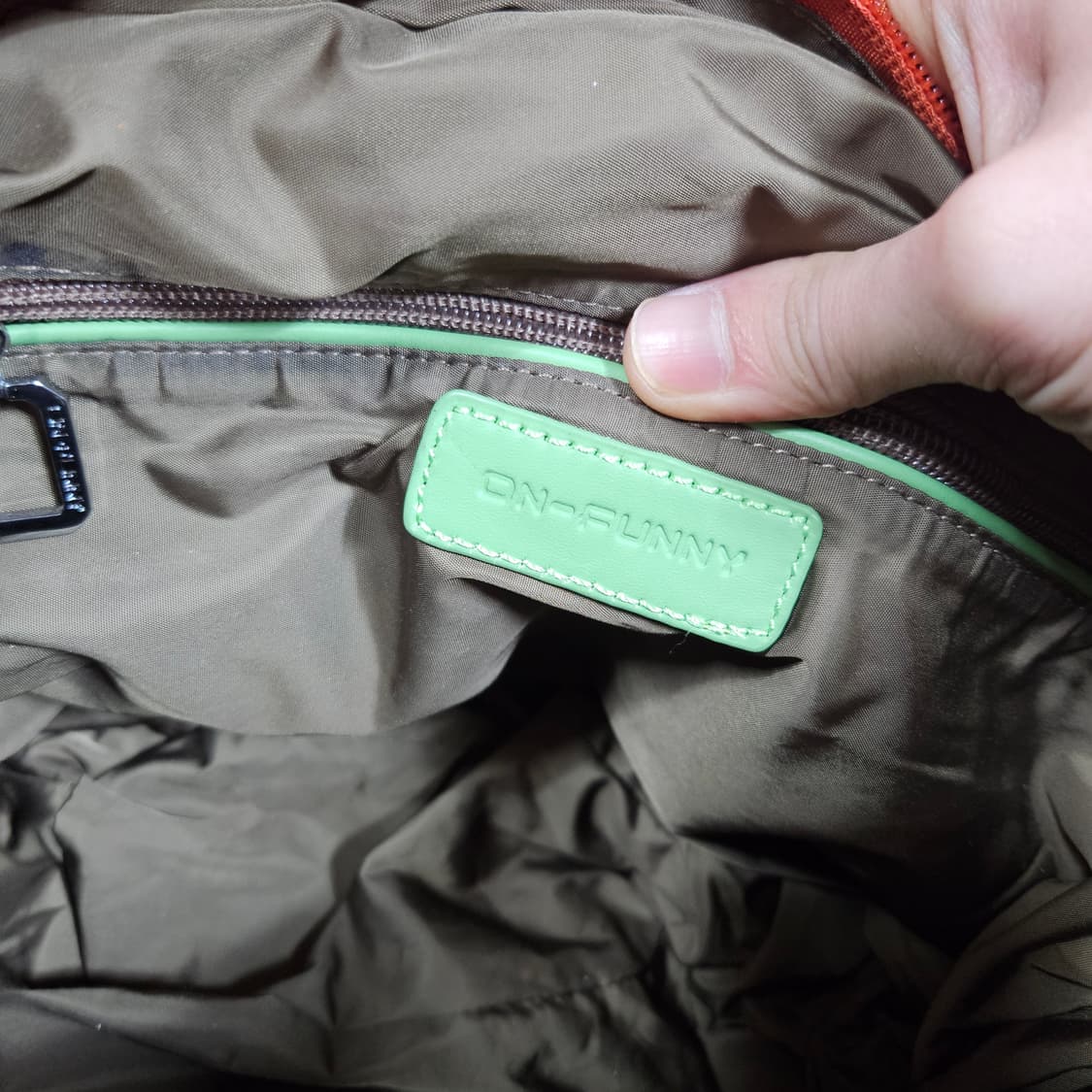 ON-FUNNY 나일론 셔링 민트 가죽배색 토트 크로스백 상품이미지9