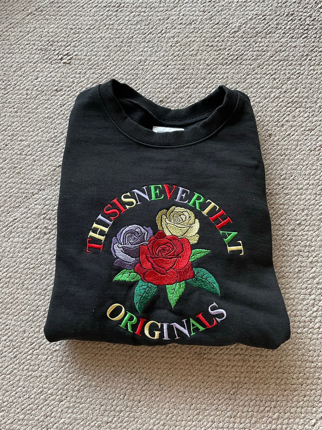 [S]디스이즈네버댓 Roses Crewneck Black 색상 판매합니다 상품이미지1