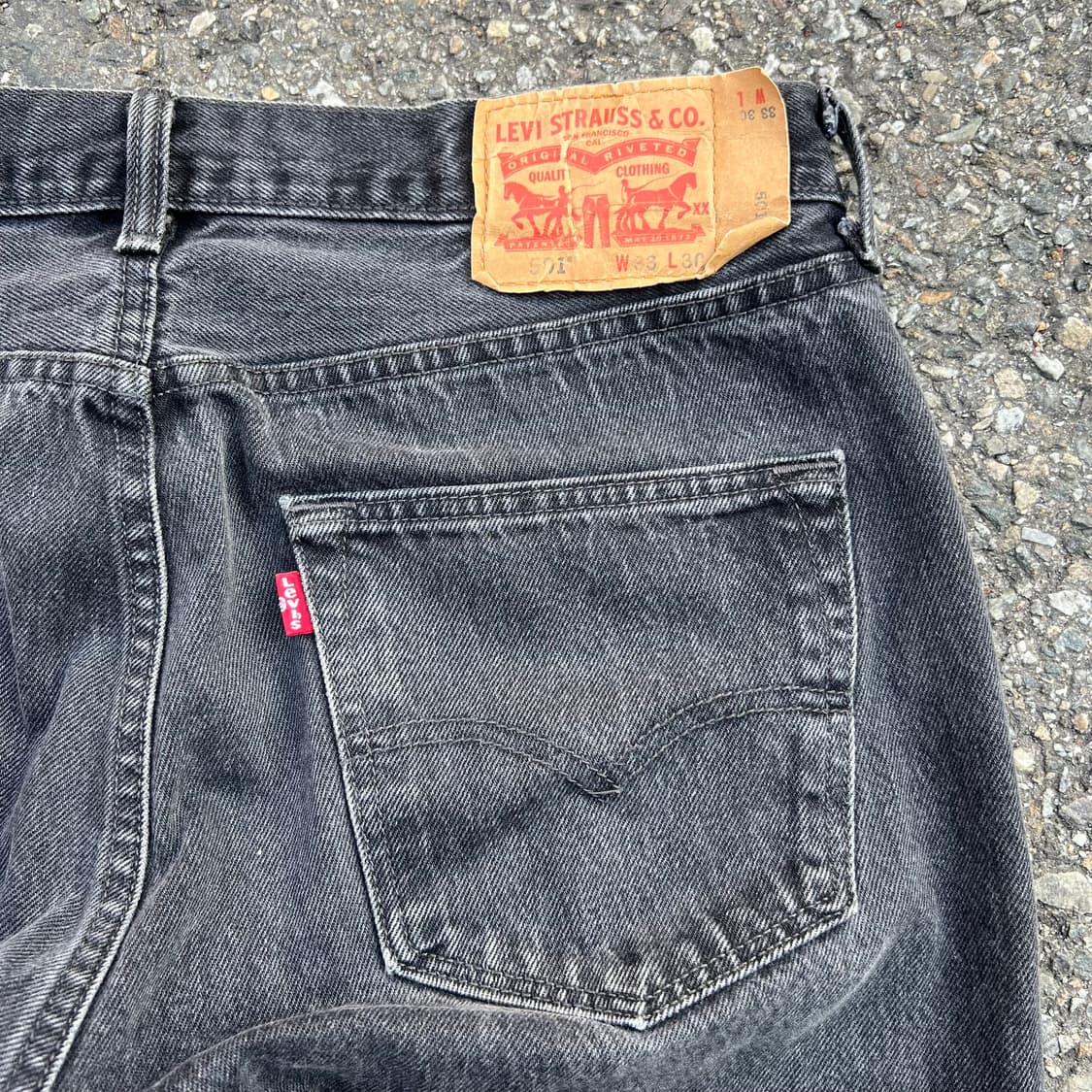 33  리바이스 501 블랙 데님 팬츠입니다 상품이미지9
