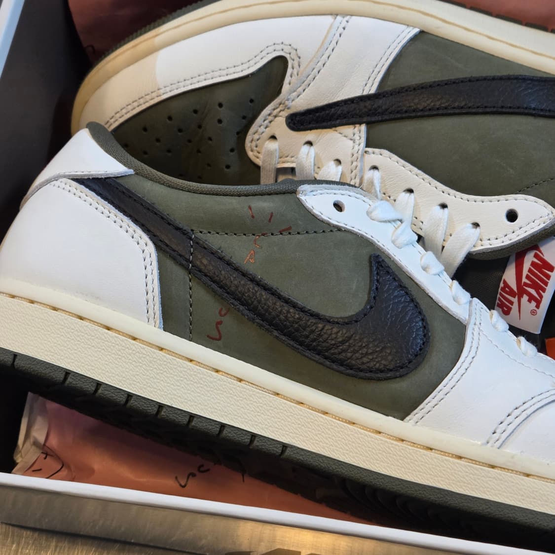 나이키 X 트래비스 스캇 조던1 로우 OG SP 리버스 올리브 (265) 상품이미지3