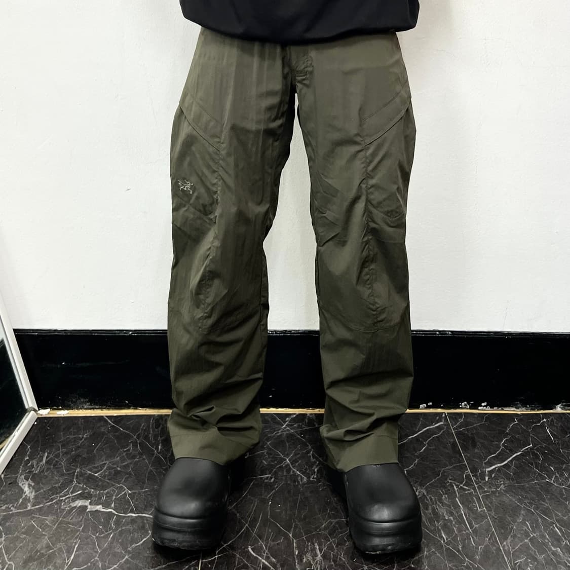 아크테릭스 로고 람파트 와이드 트랙팬츠 카키 상품이미지2