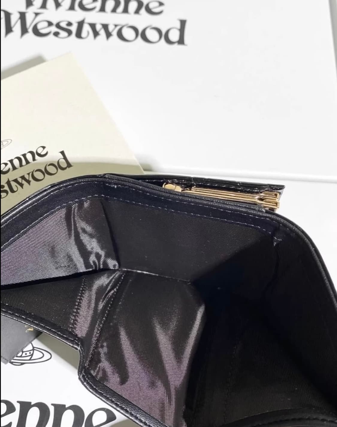 비비안웨스트우드 아카이브 금장 orb 펀칭 유광 블랙레더 하프월렛 반지갑 상품이미지5