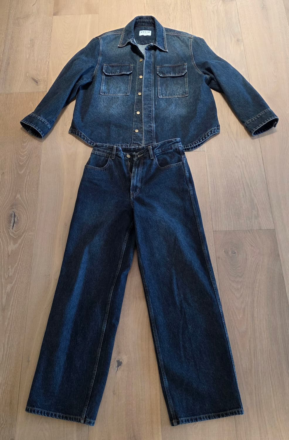 SOLID 옴므  데님  셋업입니다
사이즈는 46이며, 상품이미지1