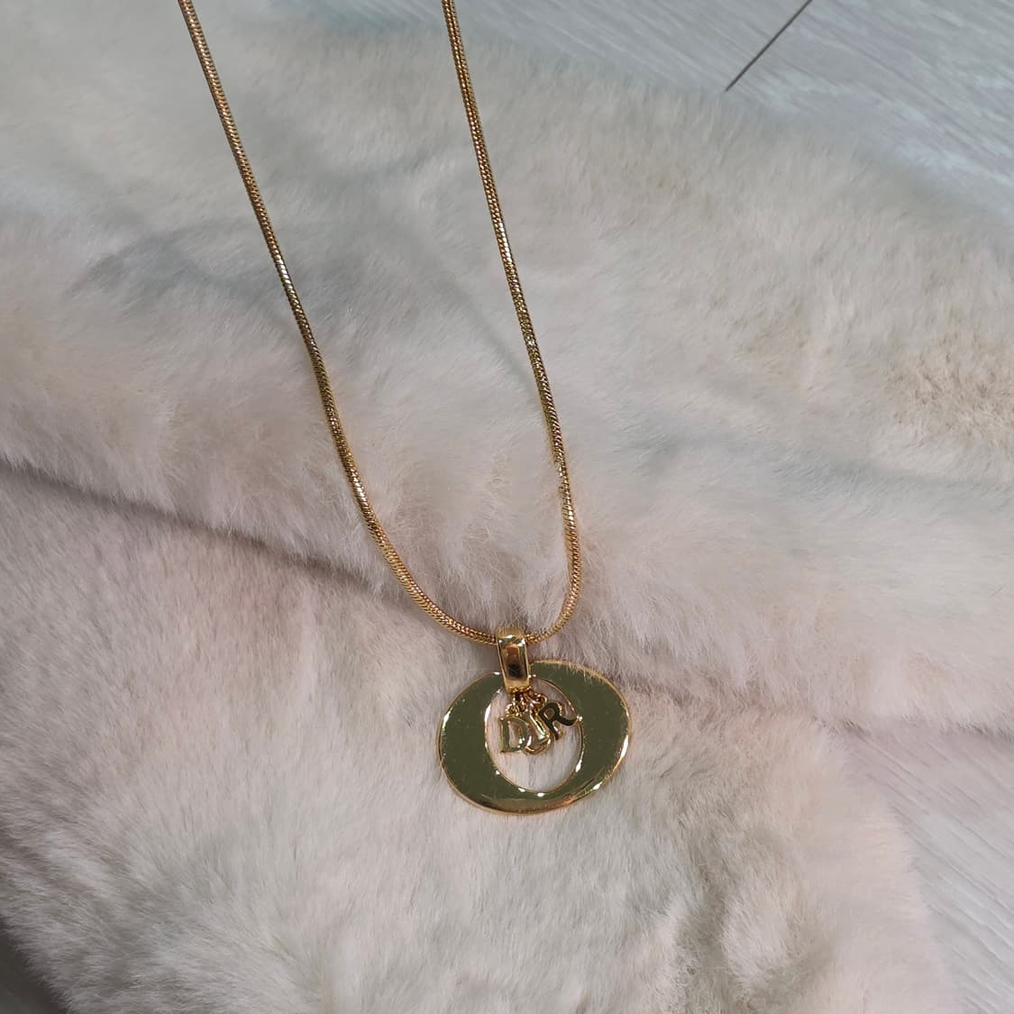 디올 볼드 원형 로고 펜던트 스네이크 체인 목걸이 상품이미지2