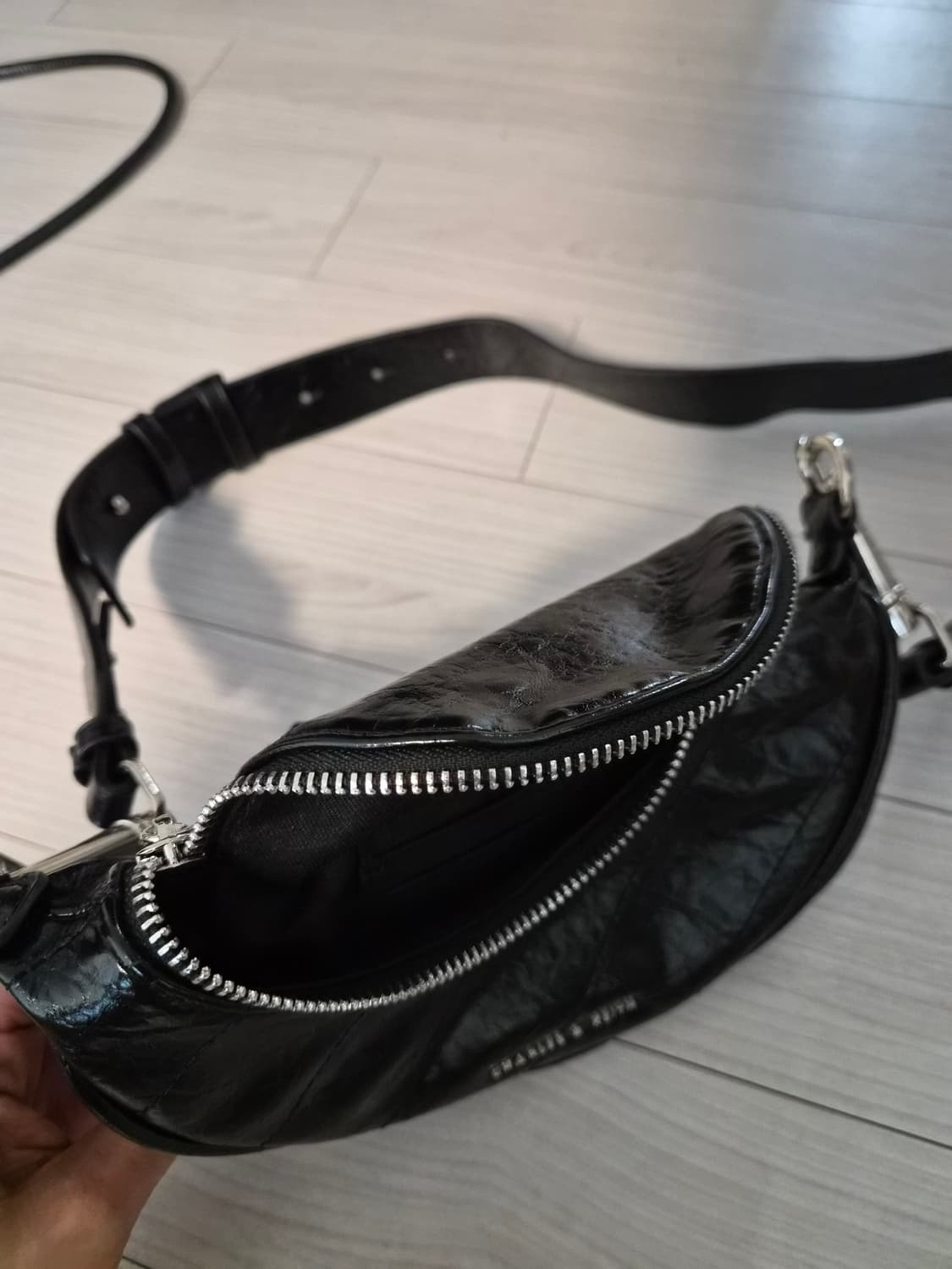 한소희 PICK)찰스앤키스 필로미나 크링클 이펙트 크로스백 상품이미지9