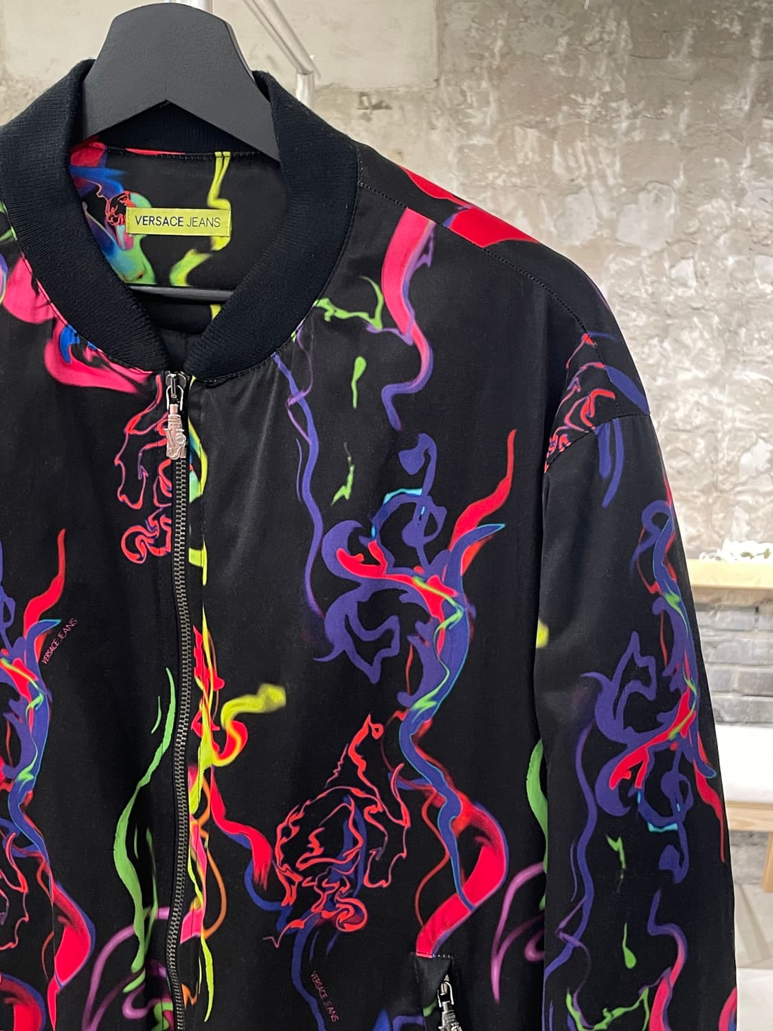 베르사체 진스 블랙 네온 스모크 봄버 자켓 상품이미지3