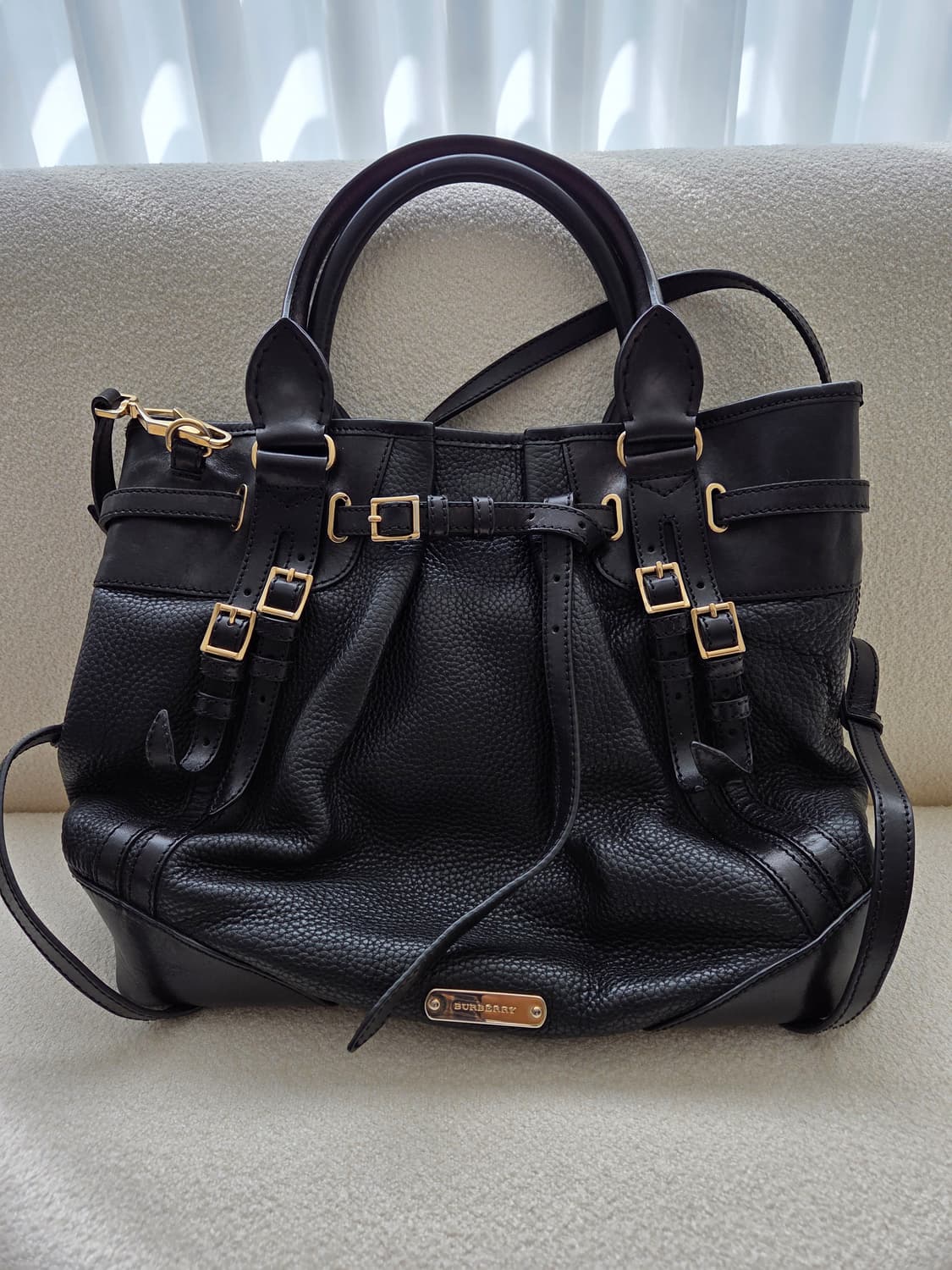 버버리  소가죽 블랙 솔더 크로스백 상품이미지2