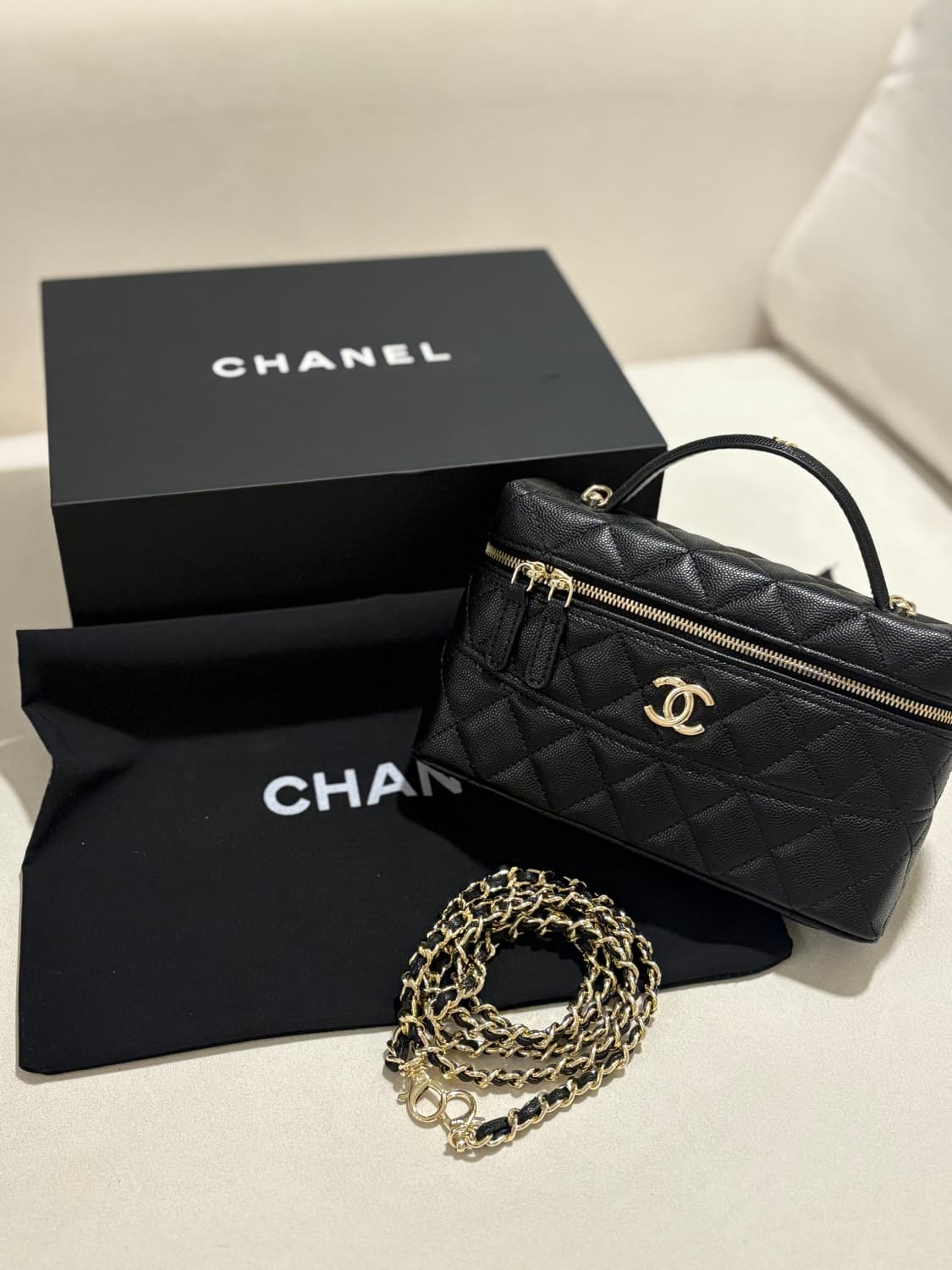 샤넬 베니티 탑핸들백 블랙 금장 미니백 (새상품) 상품이미지1