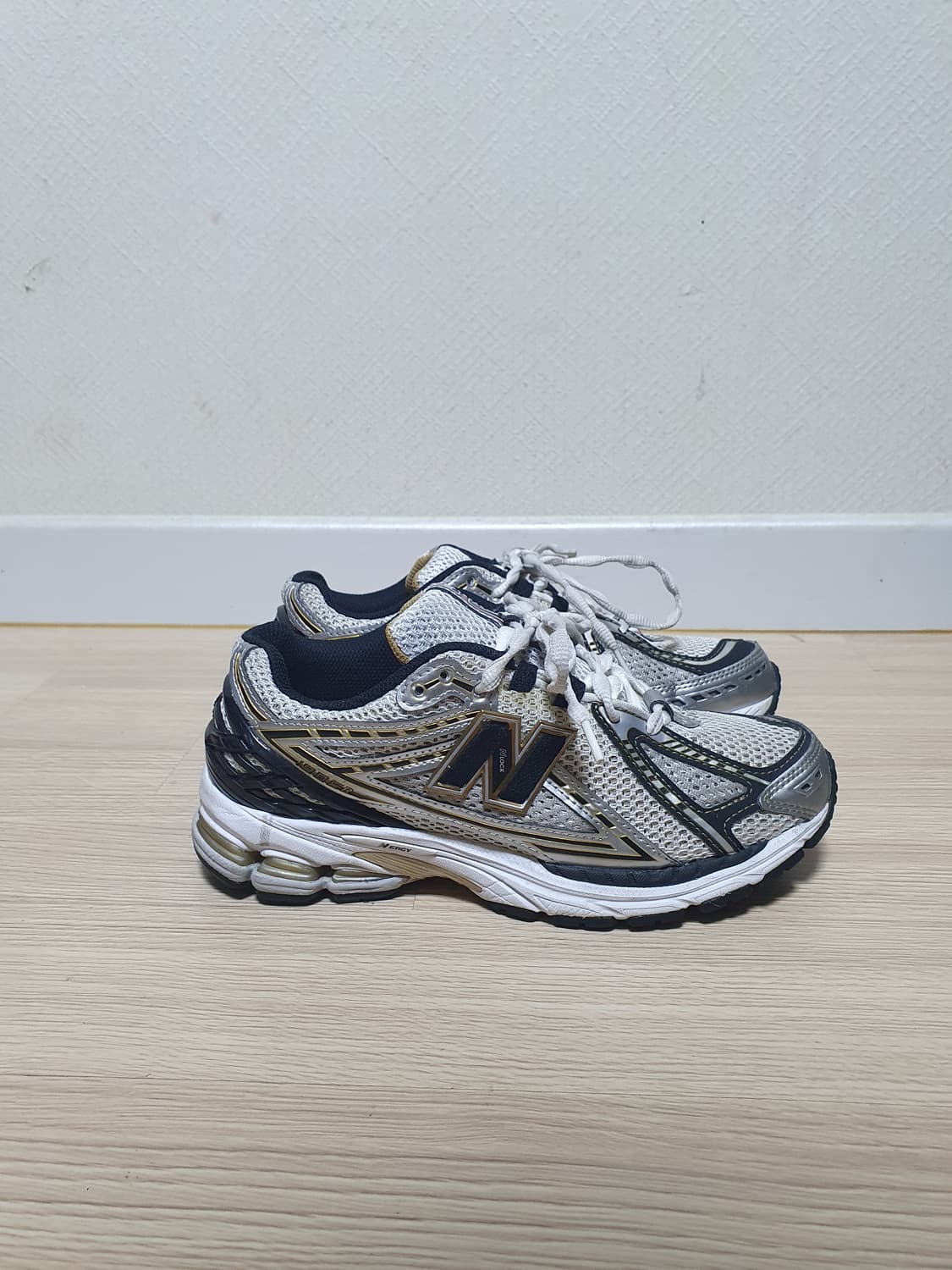 뉴발란스 1906R 실버 운동화 240 상품이미지1