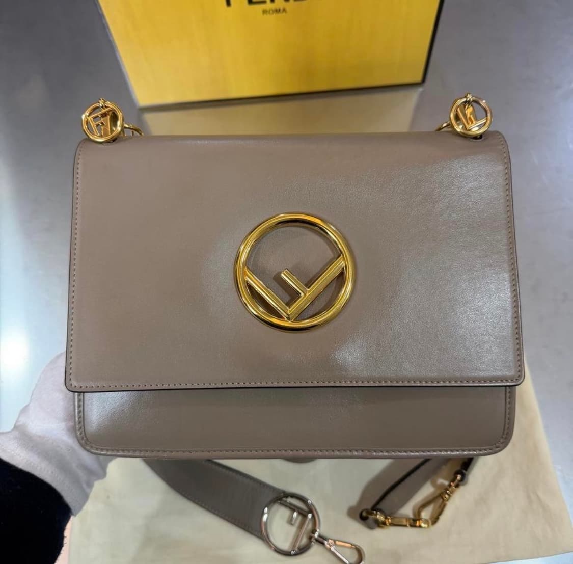 [리오브] 펜디 레더 칸 아이 F 숄더백 상품이미지2