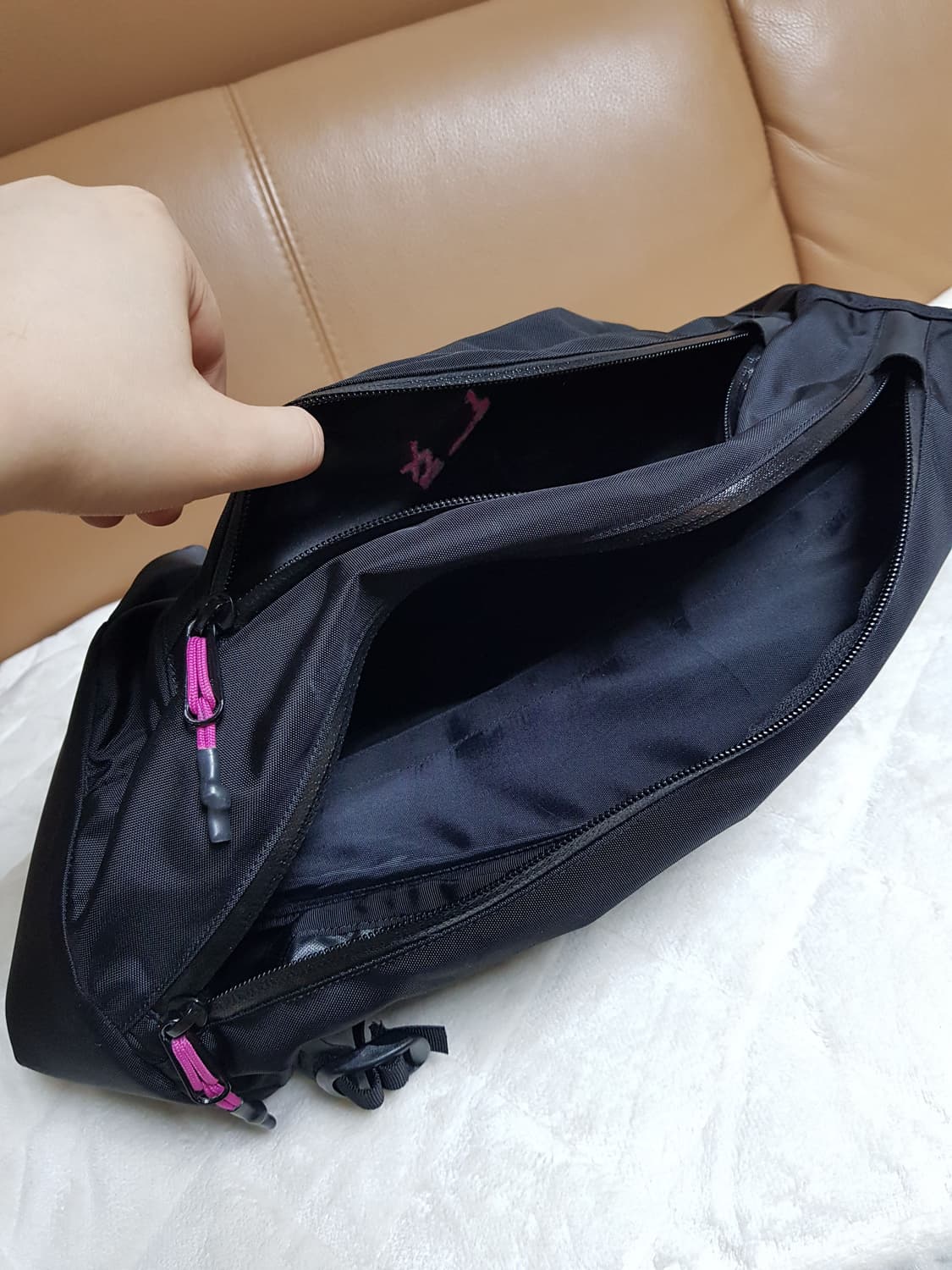 아크테릭스 시스템A 퀴버 크로스바디백 블랙 울트라 바이올렛 상품이미지8