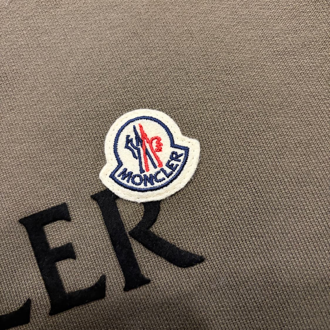 [M] 몽클레어 수입택 로고 맨투맨 카키 C745 상품이미지4