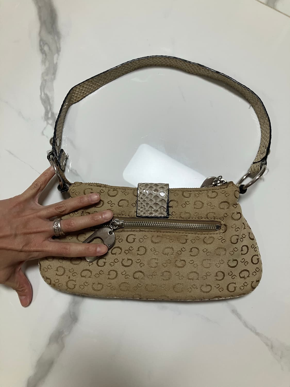 게스 2000s Y2K 모노그램 숄더백 미니 바게트백 골드 상품이미지4