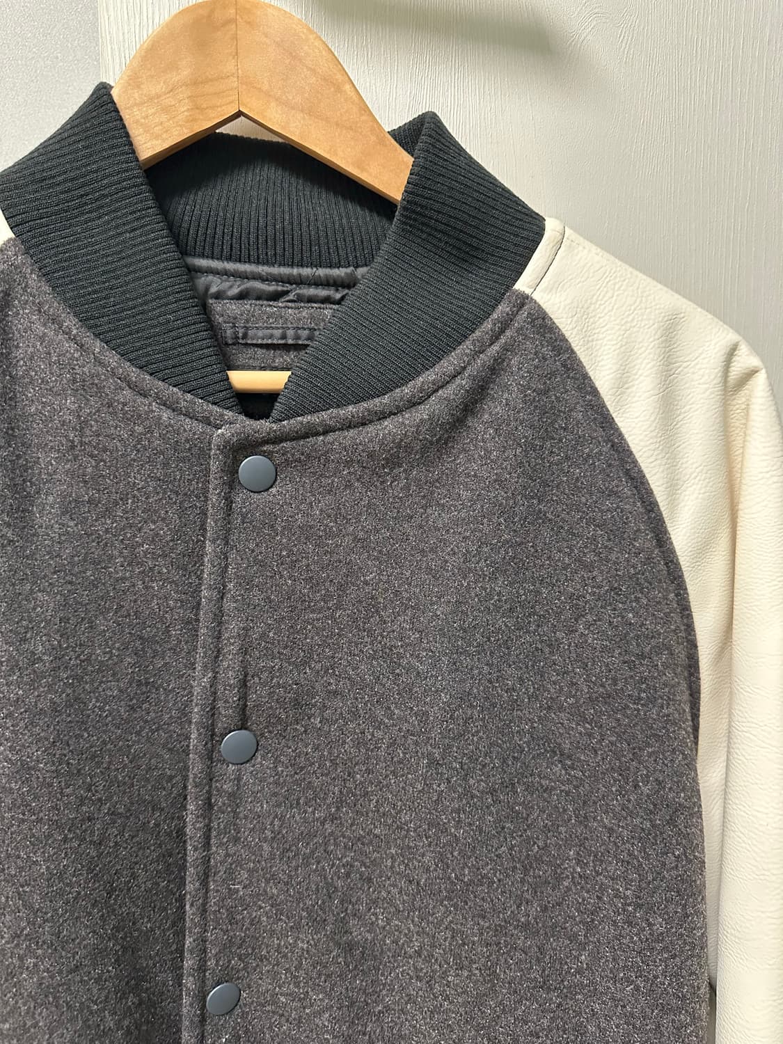 유니클로 차콜/화이트 바시티[XL] 상품이미지1