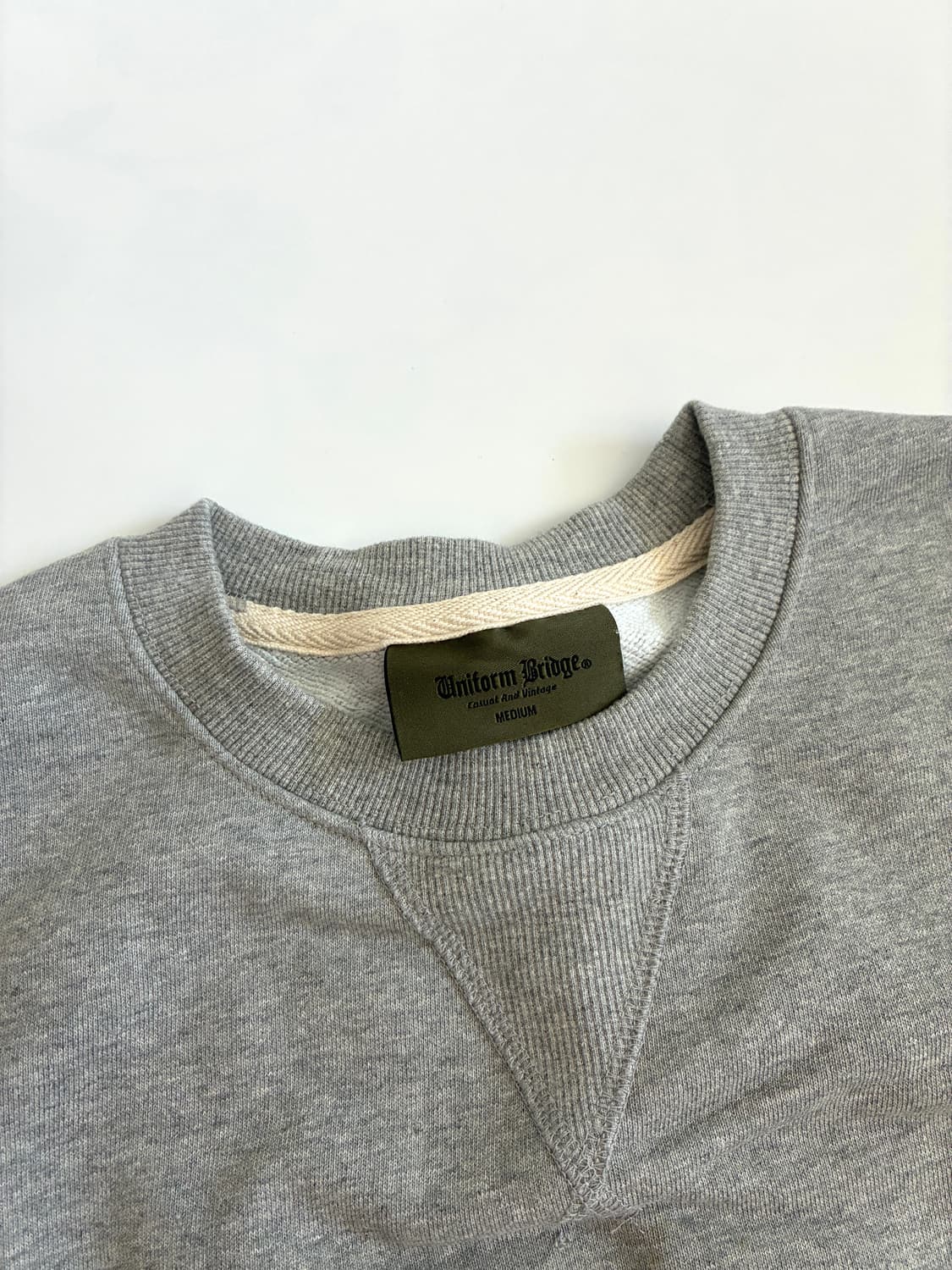 아웃스탠딩 밀리터리 핀업걸 맨투맨 멜란지그레이  상품이미지2