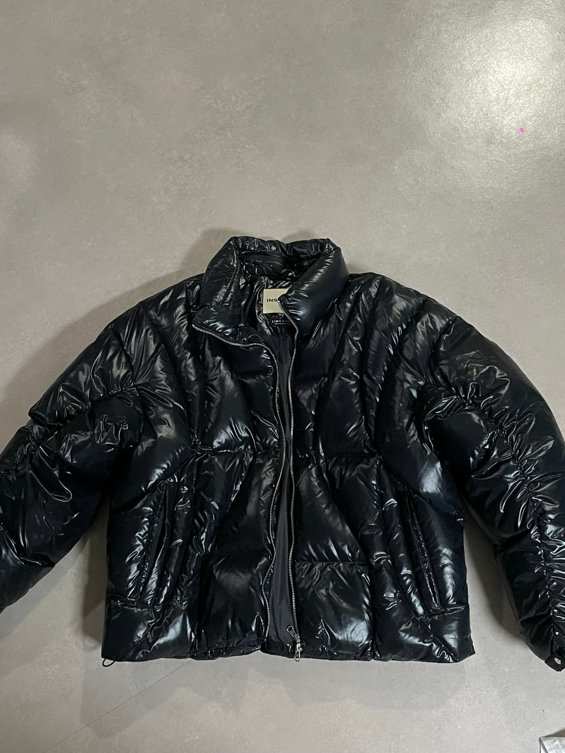 인사일런스 유광 숏패딩 판매합니다 상품이미지4