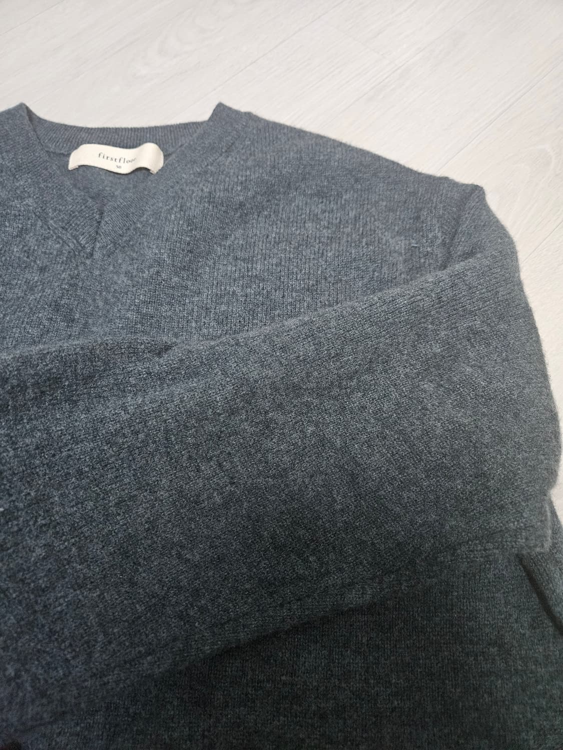 [50] 퍼스트플로어 캐시미어 브이넥 니트 에버그린 상품이미지4