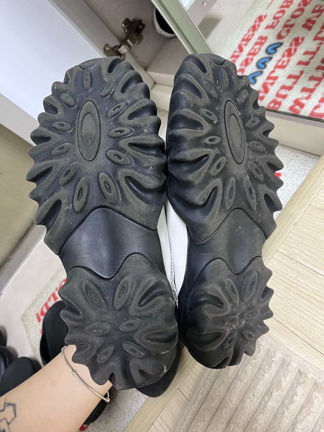 오클리 팩토리 팀x브레인 데드x센스 찹 쏘우 뮬 화이트 상품이미지5