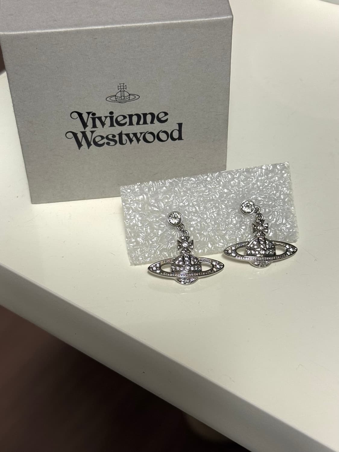 비비안웨스트우드 미니 바스 릴리프 드롭 이어링 실버 상품이미지1