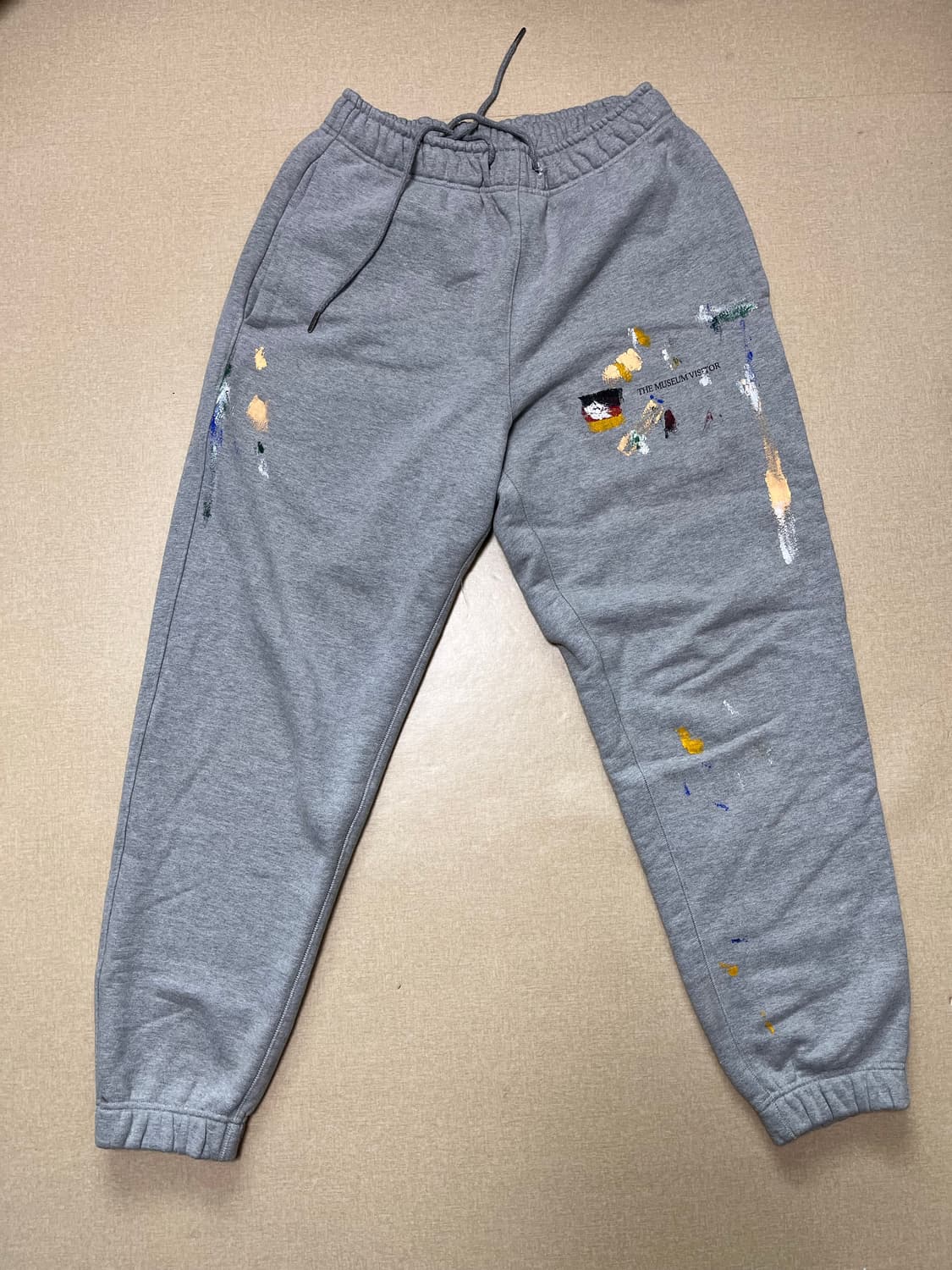 더뮤지엄비지터 핸드 페인트 조거팬츠 상품이미지1