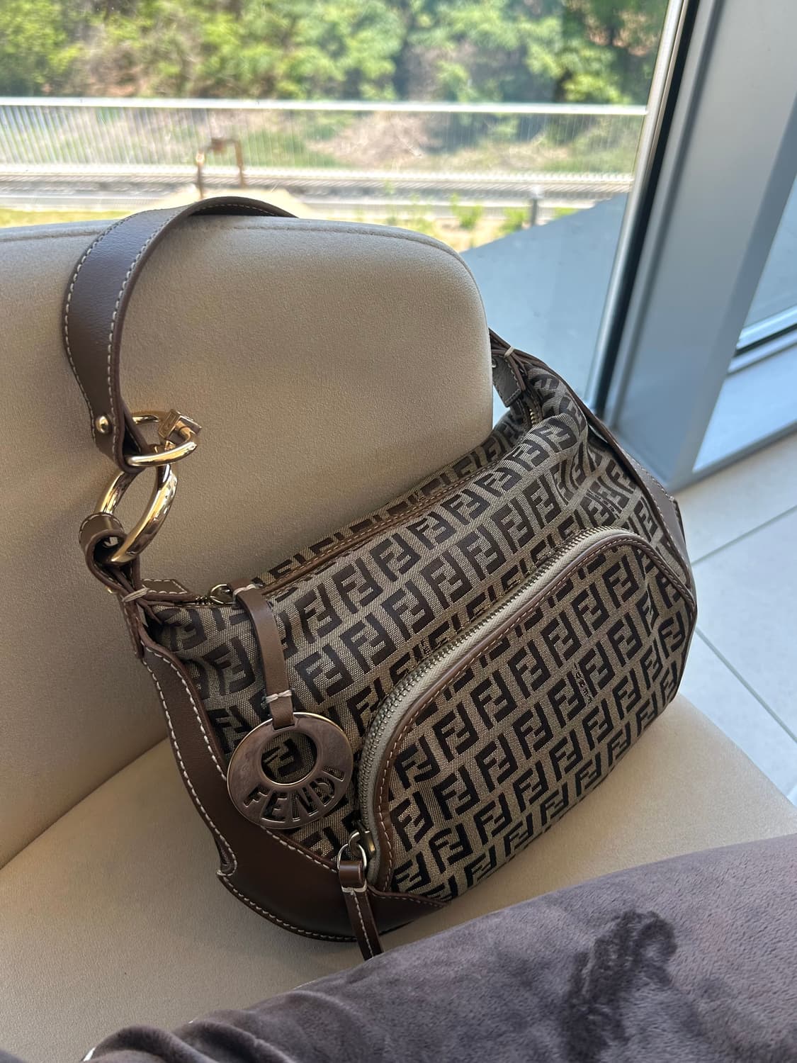 신상‼️)) Fendi 펜디 주카 패턴 캔버스 숄더백 상품이미지1