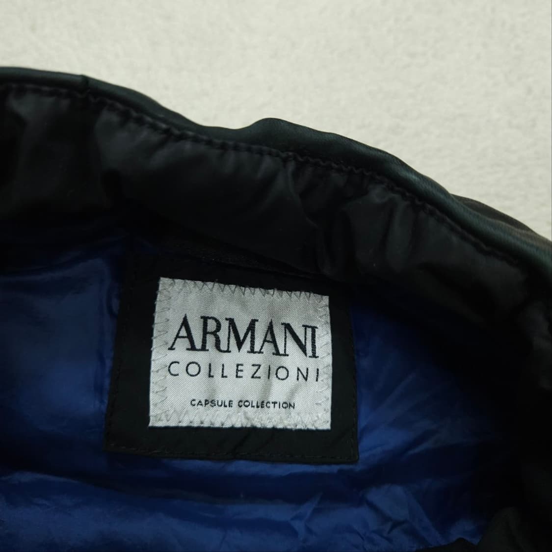 알마니꼴레지오니 경량 패딩 블랙 상품이미지4