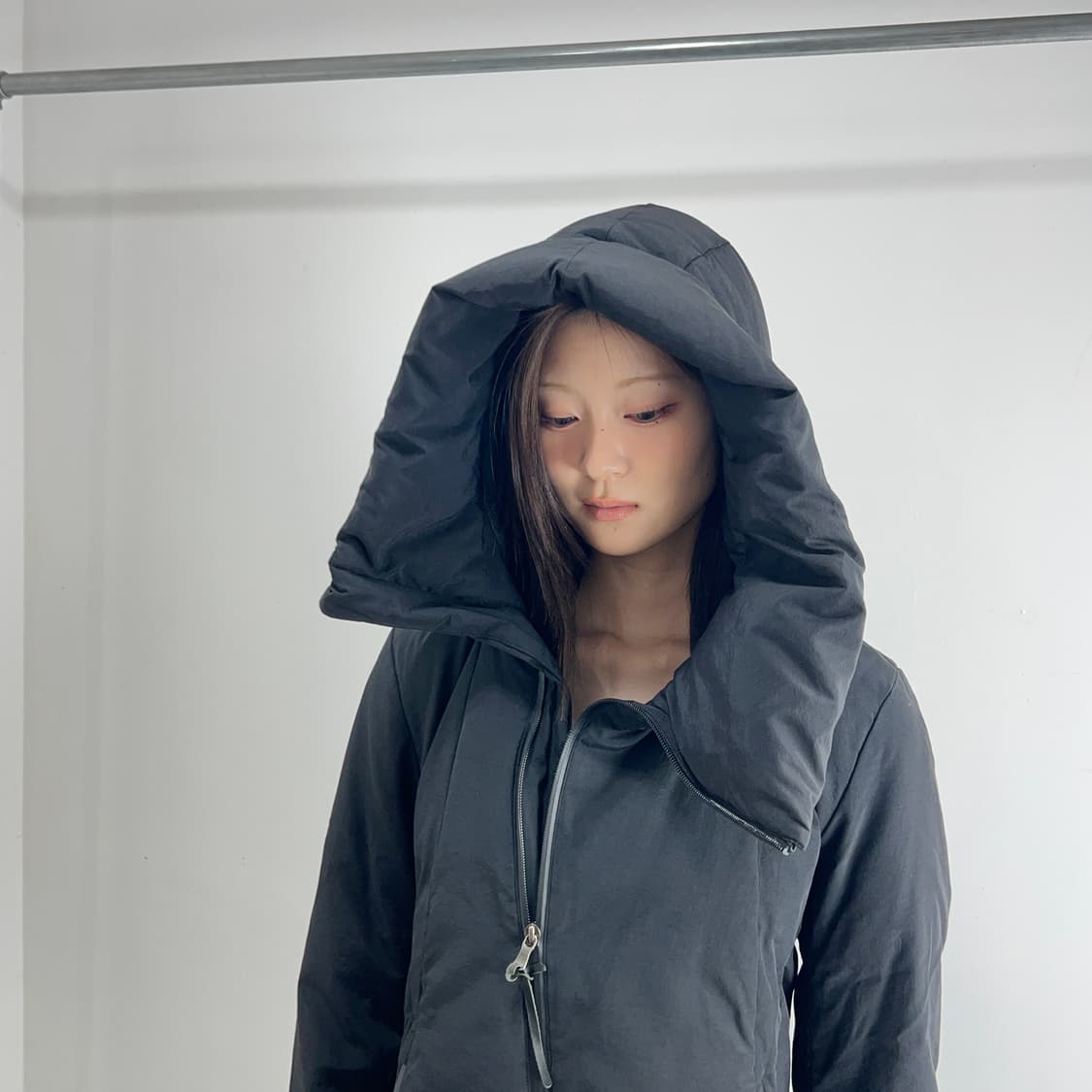 The Viridi Anne 비대칭 하이넥 후드 다운 자켓 상품이미지6