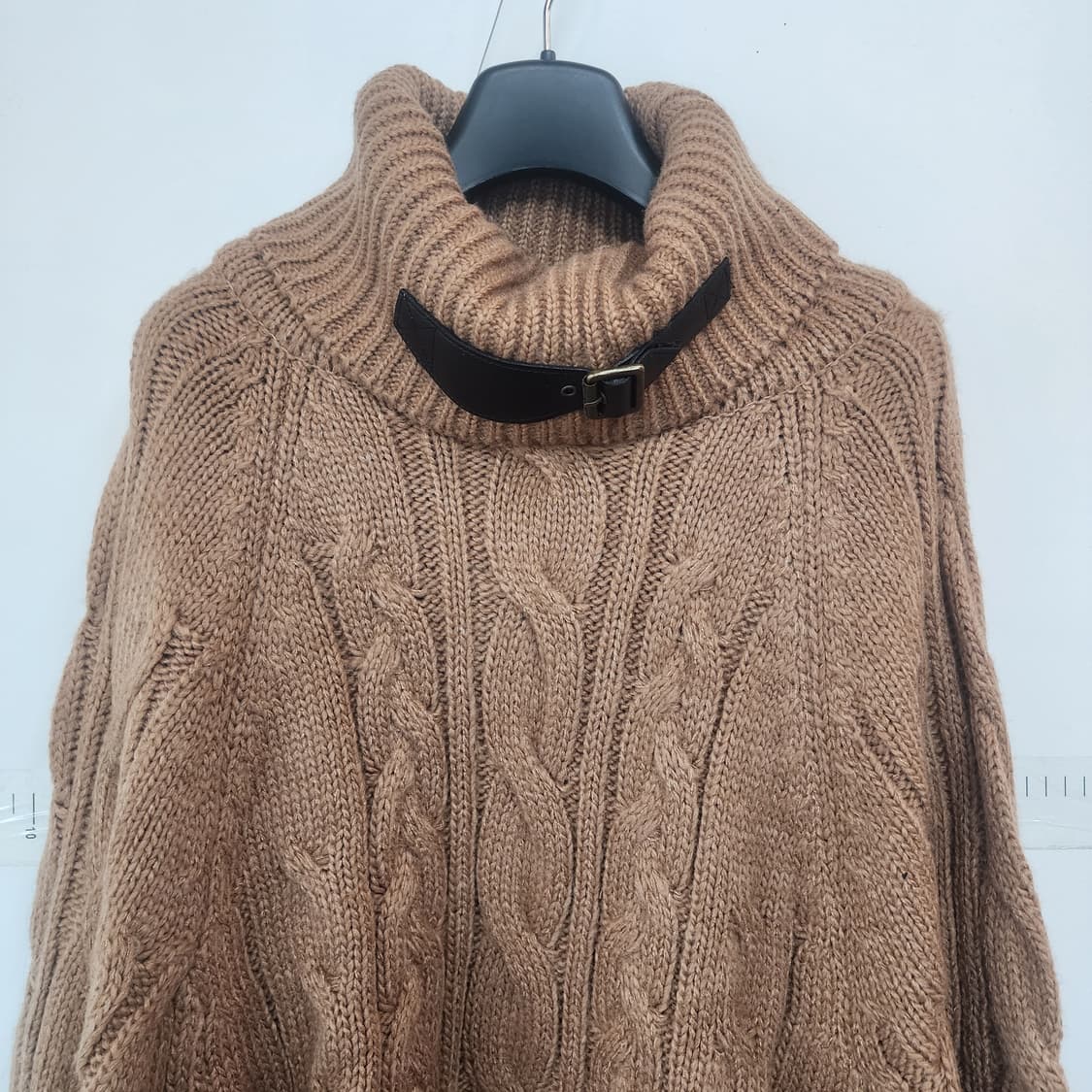 매긴 브라운 케이블 니트 롤넥 숄더 워머 상품이미지2