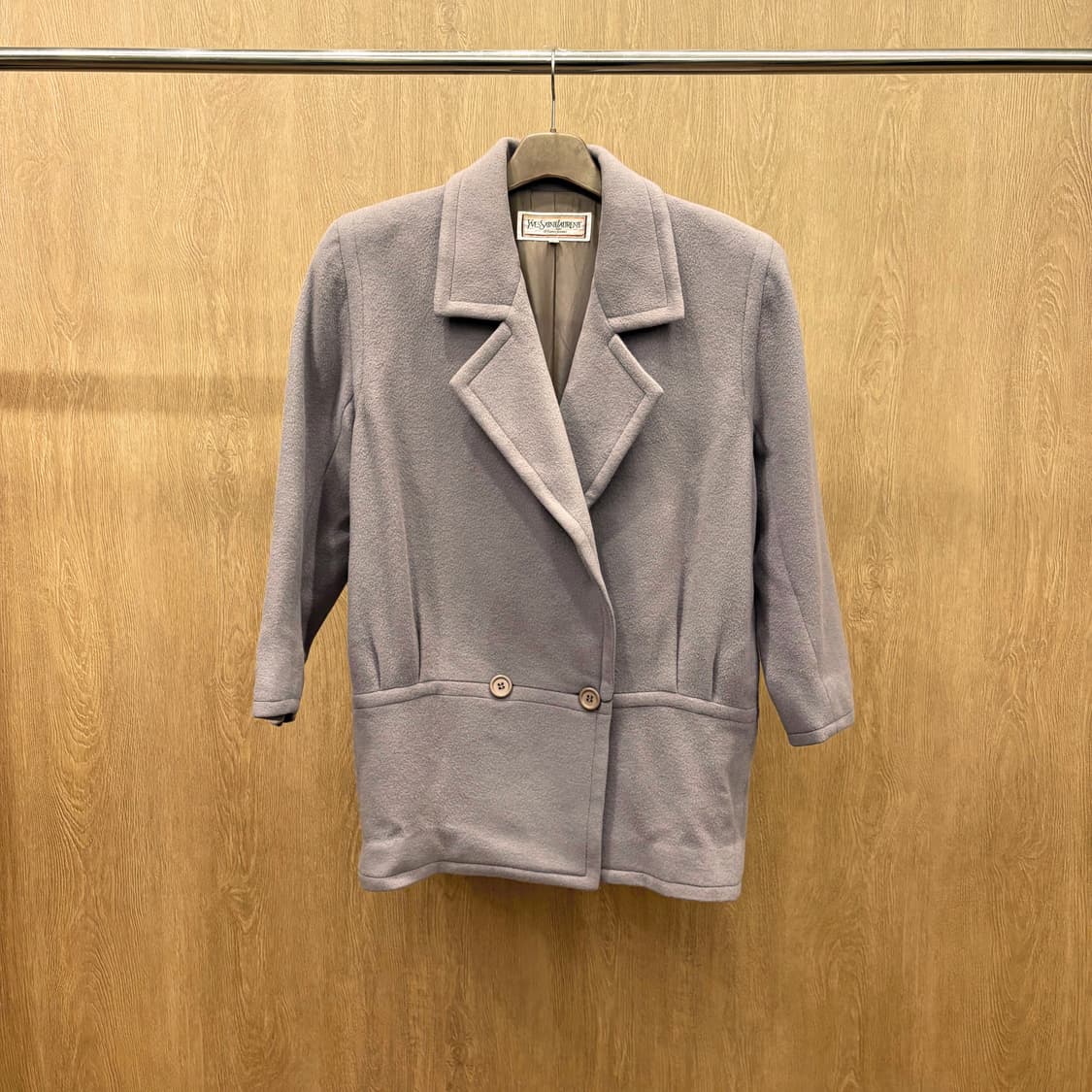 입생로랑 디퓨전 펨므 울 코트 클래식 노치드 라펠 더블 버튼 디테일 퍼플 상품이미지2